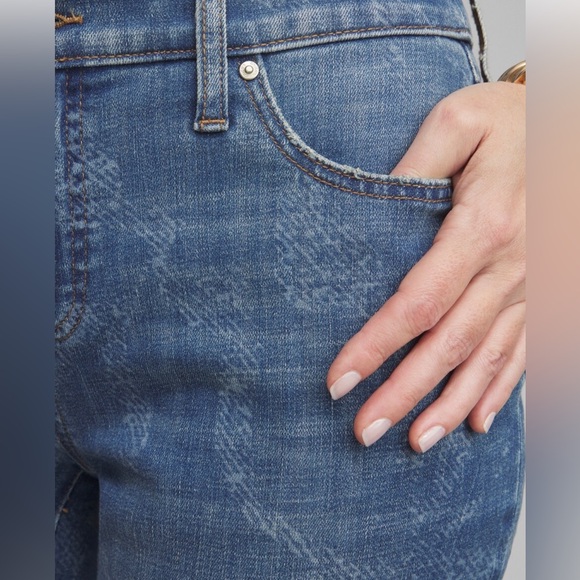 NWT Chico’s Newberry Indigo 2R So Slimming Girlfriend Slim Leg Jeans Trendy - Picture 3 of 15